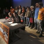 Un grupo de procesados por su presunta pertenencia a la organización Ekin, que serán juzgados el martes en la Audiencia Nacional, ofrecen una rueda de prensa en San Sebastián