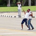 Momento en el que agentes cubanos de paisano detienen a varios disidentes cerca de la Plaza de la Revolución