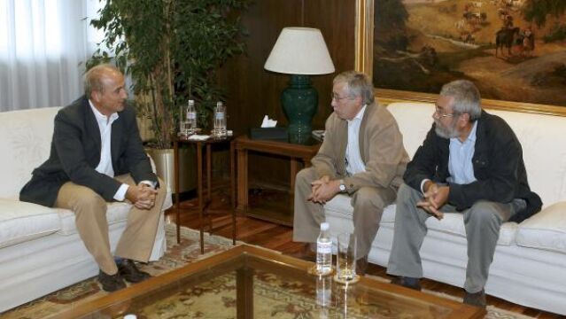 Miguel Sebastián (i), informa a los secretarios generales de Comisiones Obreras (CC.OO.), Ignacio Fernández Toxo (c), y de Unión General de Trabajadores (U.G.T.), Cándido Méndez (d), sobre la situación en el sector minero
