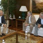 Miguel Sebastián (i), informa a los secretarios generales de Comisiones Obreras (CC.OO.), Ignacio Fernández Toxo (c), y de Unión General de Trabajadores (U.G.T.), Cándido Méndez (d), sobre la situación en el sector minero