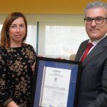 Aitor Aparicio recibe el reconocimiento de manos de Inmaculada García, de Aenor