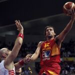 El alero de la selección española, Sergio Llull (d), entra a canasta ante la defensa del pivot de Polonia, Marcin Gortat