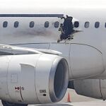 Imagen del avión de Daallo Airlines en la pista de aterrizaje en la que se ve el estado en que quedó el fuselaje tras la explosión