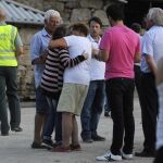 Familiares de los fallecidos hoy en un accidente laboral, a su llegada a la pirotecnia