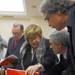 La diputada del PSOE López intenta convencer a Llamazares (IU) y a Tardá (ERC) de las bondades de la reforma del Gobierno