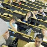 Jóvenes estudiantes reciben órdenes de cómo debe realizarse uno de los exámenes de Selectividad. Esta prueba, junto con la nota media de Bachillerato, es decisiva a la hora de poder acceder a la carrera que se desea
