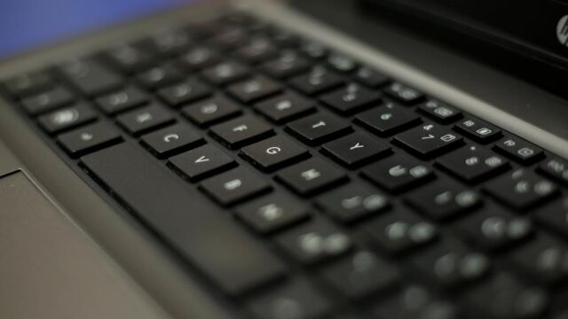 En muchos casos, los bulos comienzan con cadenas de e-mail, WhatsApp o Twitter.