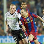 ANDRÉS INIESTA está cada vez más cómodo sobre el campo y se está acercando a su mejor nivel de juego gracias a encontrar continuidad