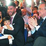 Ramos, con su hijo, ayer en el Bernabéu