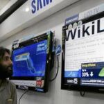 Dos paquistaníes escuchan las noticias de Wikileaks, ayer, en una tienda en Karachi