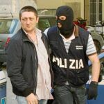 Un policía escolta a Nicola Schiavone, considerado el heredero al frente del poderoso clan camorrista de los Casalesi