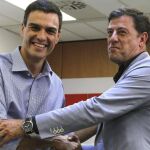 Pedro Sánchez en un encuentro que mantuvo con el líder socialsita gallego José Ramón Gómez Besteiro.