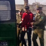 Imagen del cantante esposado por agentes chilenos