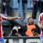 El delantero argentino Sergio Agüero (i), junto al delantero uruguayo del Atlético de Madrid Diego Forlán (d), celebran uno de los goles que el Atlético ha conseguido frente al Osasuna