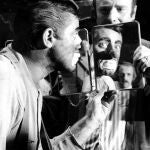 Jerry Lewis caracterizándose como payaso para el filme que rodaba sobre el Holocausto