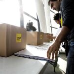 Varios voluntarios preparan las urnas en una Asamblea Nacional de la CUP antes de la pandemia, cuando el voto era presencial