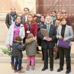 Antonio Guerrero, portavoz de la Plataforma de Atención Temprana, con miembros del colectivo en el Parlamento