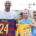 Kobe Bryant, junto con Iniesta y el resto de la plantilla azulgrana
