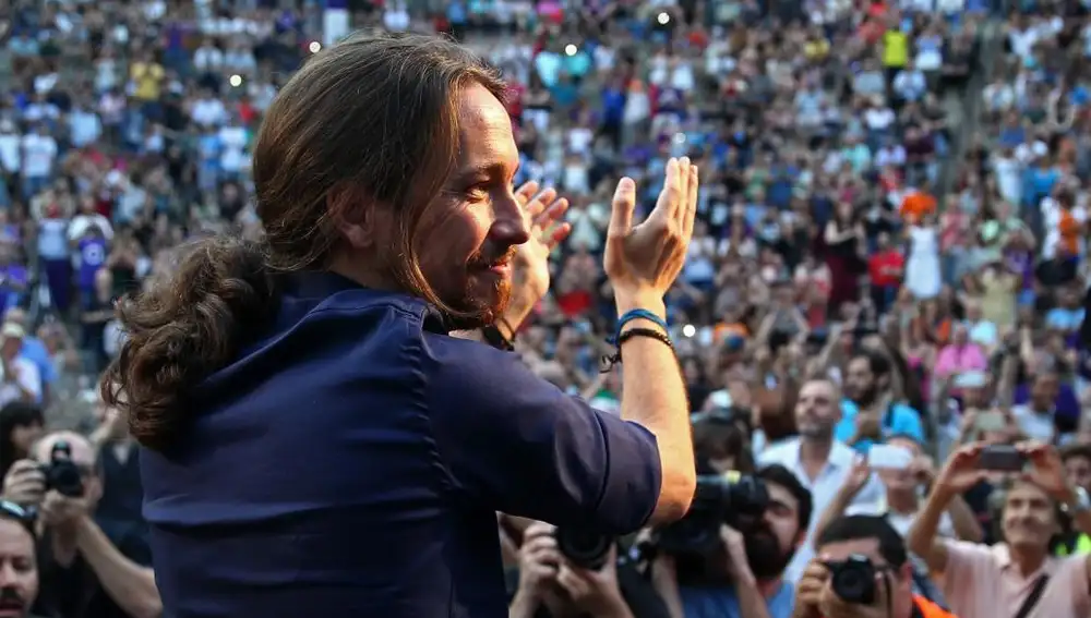 Iglesias, aplaude a los asistentes al mitin en Badalona en el marco de "La ruta del cambio"