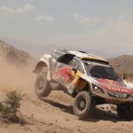 El piloto francés Stephane Peterhansel junto a su copiloto Jean Paul Cottret (FRA) conducen el Peugeot 3008 DKR del Team Peugeot Total
