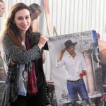 María José Ruiz posa con un ejemplar del cartel que ha levantado la polémica en Córdoba