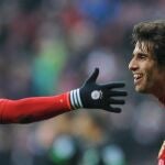 Arjen Robben y Javier Martínez se abanzan tras el gol del segundo.
