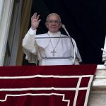 El Papa durante el Angelus en la plaza de San Pedro