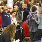 Numerosos viajeros se quedaron ayer sin poder iniciar sus días de descanso del puente de la Constitución por los problemas causados por los controladores aéreos en todo el país
