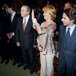 El presidente de FAES y ex presidente del Gobierno español, José María Aznar (d), la presidenta de la Comunidad de Madrid, Esperanza Aguirre, el presidente del Partido Popular Europea, Wilfred Martens (c) y el ex presidente de Perú Alejandro Toledo (i)