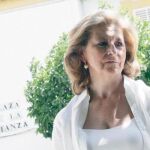 María José del Rey posa en la plaza de la Alianza, con los azulejos «rescatados» por los vecinos