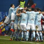 Los jugadores del Celta de Vigo celebran el segundo gol de su equipo, marcado por el delantero Guidetti