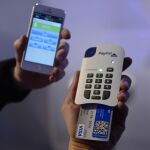 Dos usuarios utilizando el sistema de pago Paypal