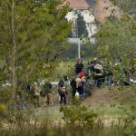 Oficiales de policía de Hungría frente a refugiados en la frontera con Croacia, el pasado 6 de octubre