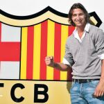 Ibrahimovic, que ya se encuentra en la ciudad condal y será presentado hoy, posa junto al escudo del Barça