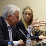 El ex presidente del Gobierno Felipe González junto a Lilian Tintori, esposa del opositor venezolano Leopoldo López, durante la rueda de prensa ofrecida en la Asociación de la Prensa de Madrid.