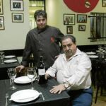 Julio y Alberto Romero, en el salón del comedor del restaurante Nino, que se llena cada día por apasionados del buen comer