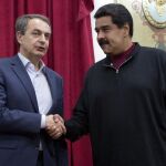 Zapatero saludando a Maduro