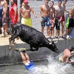 En los "bous a la mar" los participantes huyen de los toros lanzándose al agua