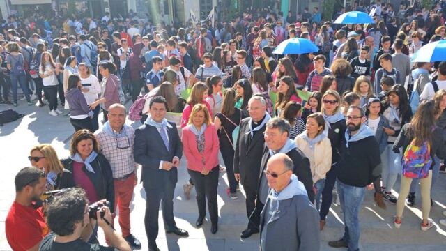 El obispo y las autoridades civiles recibieron a los estudiantes que participaron en el encuentro, ayer