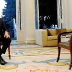 El presidente del Gobierno, Pedro Sánchez, antes de la entrevista que concedió a RTVE en la que anunció que se reuniría con Macron el sábado