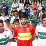 Los jugadores del Elche CF, Aaron, José Angel Alonso, y el juvenil Gonzalo Villar (izqda a dcha), posan con la equipación que lucirán los jugadores la próxima temporada