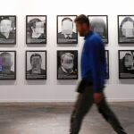La obra cuenta con fotografías pixeladas de hasta 24 personas con una breve explicación de los motivos por los que fueron encarcelados