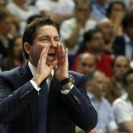 El entrenador del FC Barcelona Xavi Pascual da instrucciones a sus jugadores durante la final de la Liga ACB.