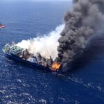 Imagen del incendio que provocó el posterior hundimiento del barco