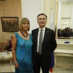 El embajador de la Federación de Rusia en España, don Yuri P. Korchagin y su señora Natalia Korchagina, posando para La Razón minutos antes de dar inicio la recepción por el Día Nacional.
