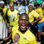 Seguidores del presidente electo celebran eufóricos la victoria de Mnangagwa en las calles de la capital, Harare