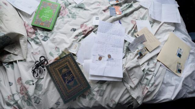 Vista de los efectos personales encontrados en la casa de la pareja acusada de haber perpetrado el tiroteo en San Bernardino