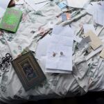 Vista de los efectos personales encontrados en la casa de la pareja acusada de haber perpetrado el tiroteo en San Bernardino