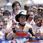 Marc celebra, junto a los miembros de su equipo y con un gorro vaquero, su victoria en el GP de las Américas
