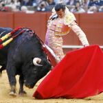 Natural de David Mora al ejemplar de la ganadería de Daniel Ruiz en la décima de la Feria de Abril